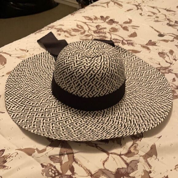 Accessories - Chic Ladies Hat  